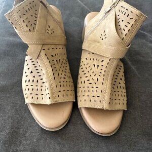 Justice Girls Tan Cutout Open Toe Sandals 9 Faux Suede Side Zipper Buckle Detail